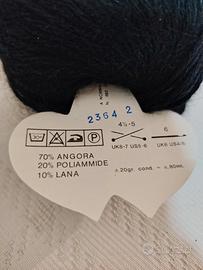 Tre gomitoli di angora nero