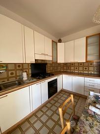 Cucina compresa di forno e fornelli
