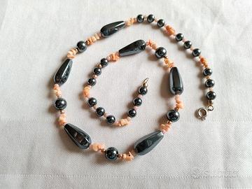 collana grigia e rosa
