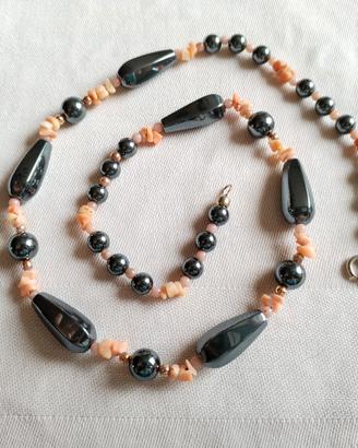 collana grigia e rosa