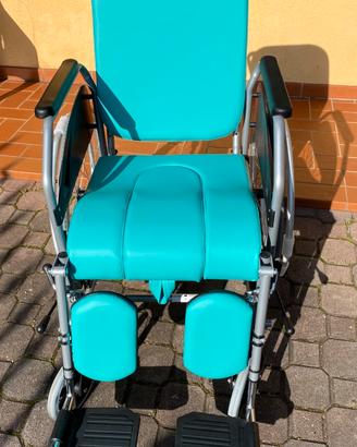 Sedia a rotelle imbottita trasformabile in lettino