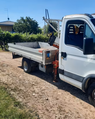 Iveco Daily 35C13A con gru 