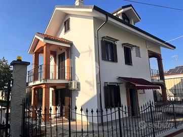 VILLA SINGOLA A GASSINO TORINESE
