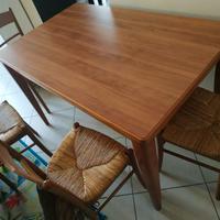Tavolo in legno con quattro sedie