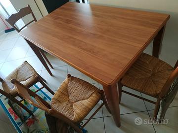 Tavolo in legno con quattro sedie