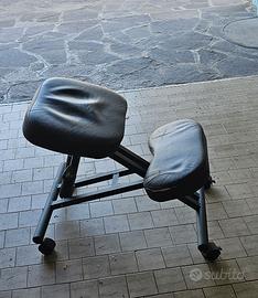 Sedia ergonomica con appoggio ginocchia