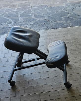 Sedia ergonomica con appoggio ginocchia