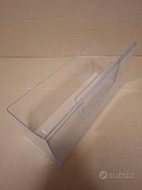 Cassetto frigorifero e mensole portabottiglie