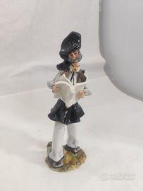 statuina personaggio in ceramica