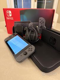 Nintendo Switch (2019) - Joycon grigi e custodia