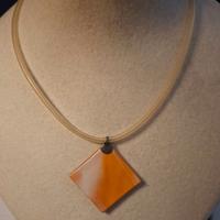 Collana in caucciù e vetro