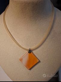 Collana in caucciù e vetro
