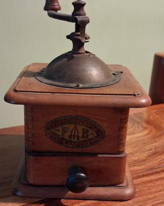 macinino antico in legno