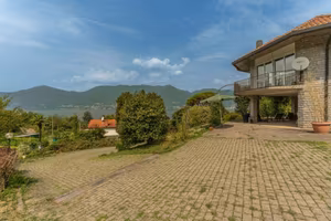 Villa di 320 m² con più di 5 locali e box auto dop