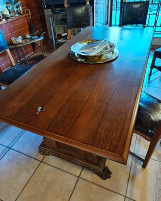 tavolo in legno e mobile basso 