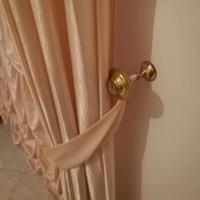 Tenda drappeggiata in raso rosa.