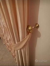 Tenda drappeggiata in raso rosa.