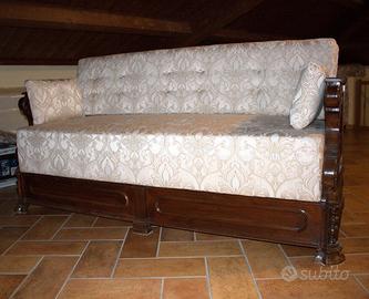 Divano  letto d epoca.