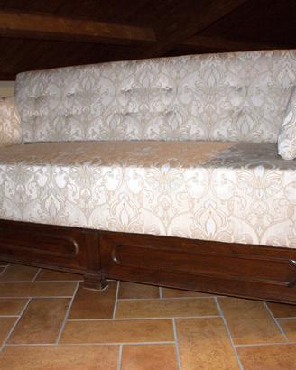 Divano  letto d epoca.