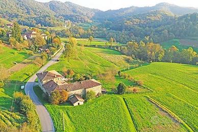 Rustico / Casale di 1200 m² con più di 5 locali e 
