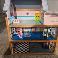 Casa della bambole con accessori 