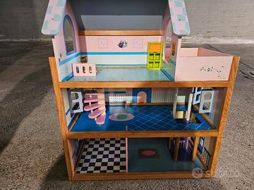 Casa della bambole con accessori 