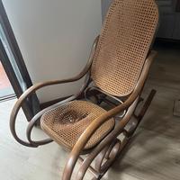 Sedia a dondolo color noce in paglia di vienna