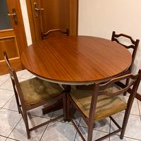 Tavola rotonda allungabile con  sedie