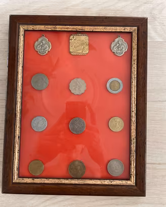 Quadretto espositivo vintage con monete/medaglie