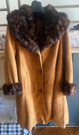 Cappotto in montone con collo e polsi in visone