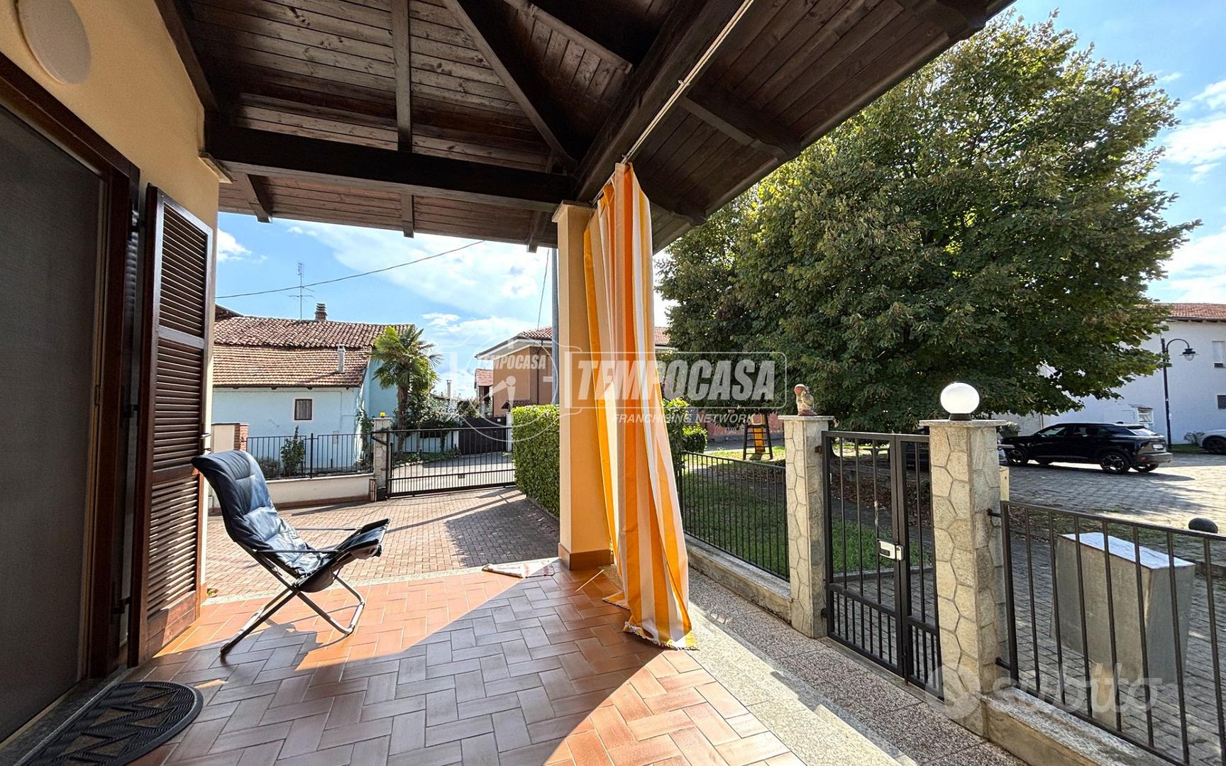 ESCLUSIVA VILLA NEL CENTRO DI RECENTE COSTRUZIONE - Vista 2