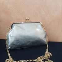 Pochette laminata colore argento con tracolla 