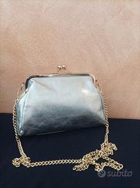 Pochette laminata colore argento con tracolla 