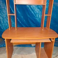 scrivania porta computer