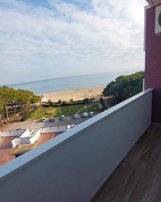 In prima fila sul lungomare a 20 mt. da spiaggia