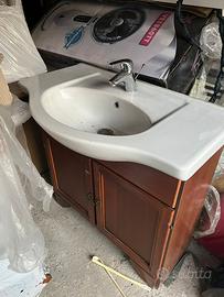 Mobile del bagno con specchio arte povera