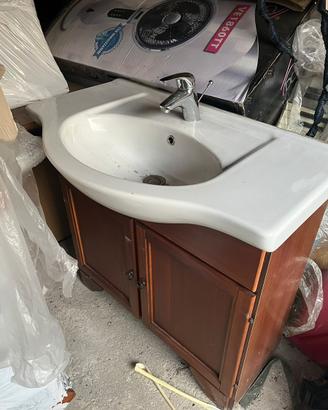 Mobile del bagno con specchio arte povera