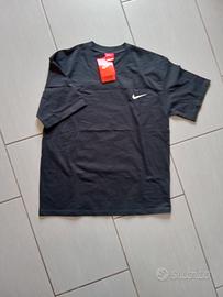 T-shirt Nike nera con stampa streetwear Stüssy