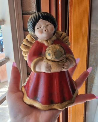 angioletto con vestito rosso e candela oro