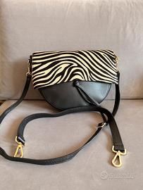 Borsa in pelle nera e cavallino