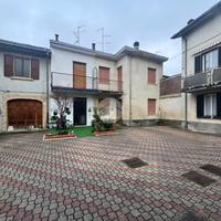 CASA DI CORTE A MONTECHIARUGOLO