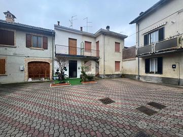 CASA DI CORTE A MONTECHIARUGOLO