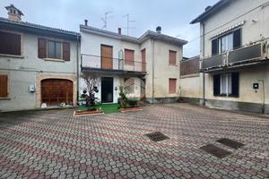 CASA DI CORTE A MONTECHIARUGOLO