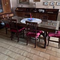 Tavolo in legno intagliato con 6 sedie