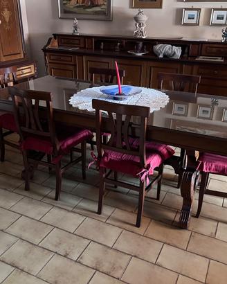Tavolo in legno intagliato con 6 sedie