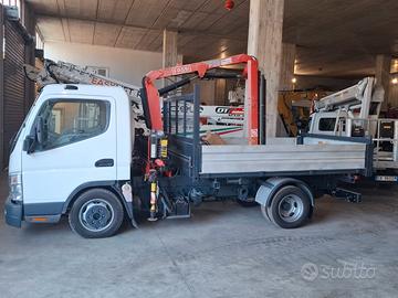 Camioncino con gru è ribaltabile