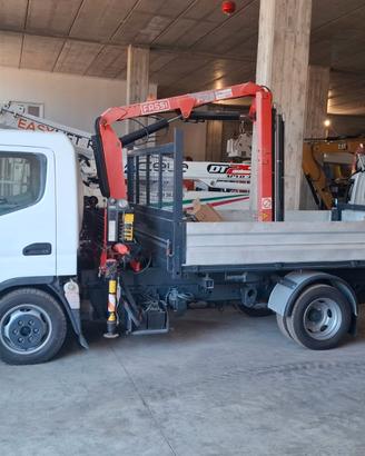 Camioncino con gru è ribaltabile