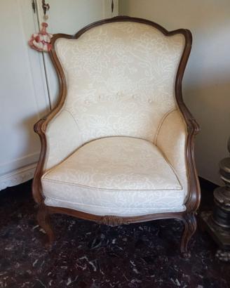 Poltrona in legno imbottita