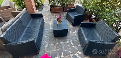 Salotto esterno giardino poltrone divano tavolino