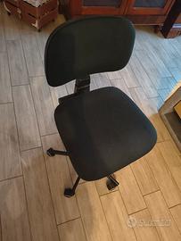 sedia nera con rotelle in tessuto 